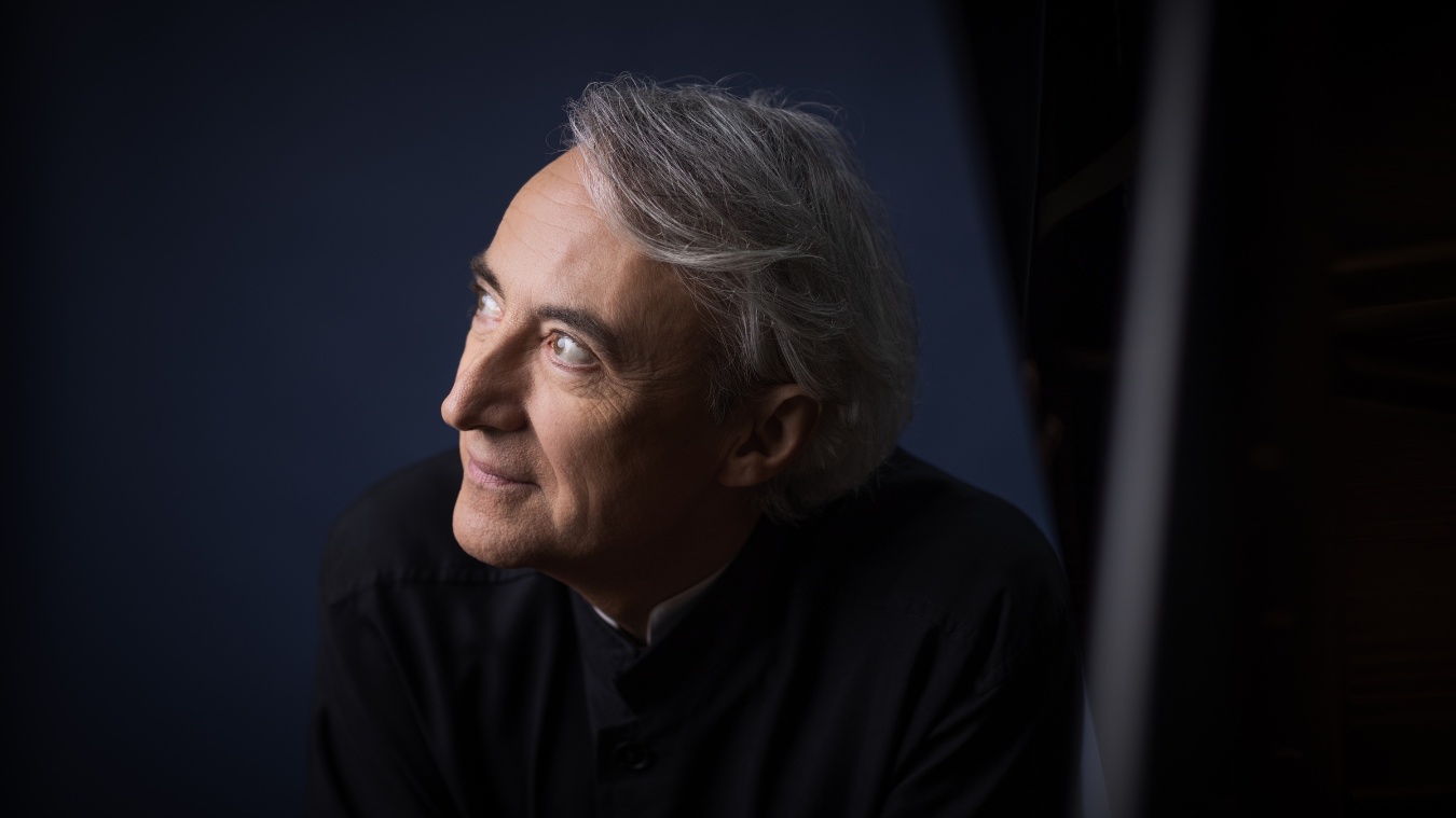 Bavouzet slider autres photos Ben Ealovega 3 1 - Productions Internationales Albert Sarfati